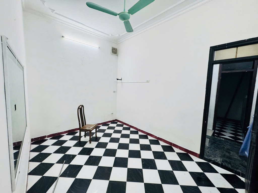 Cho thuê nhà Hồng Mai, 43m2, 3 tầng, 3 ngủ, 9.5 triệu, 30m ra ô tô ở gia đình, nhóm ngoan