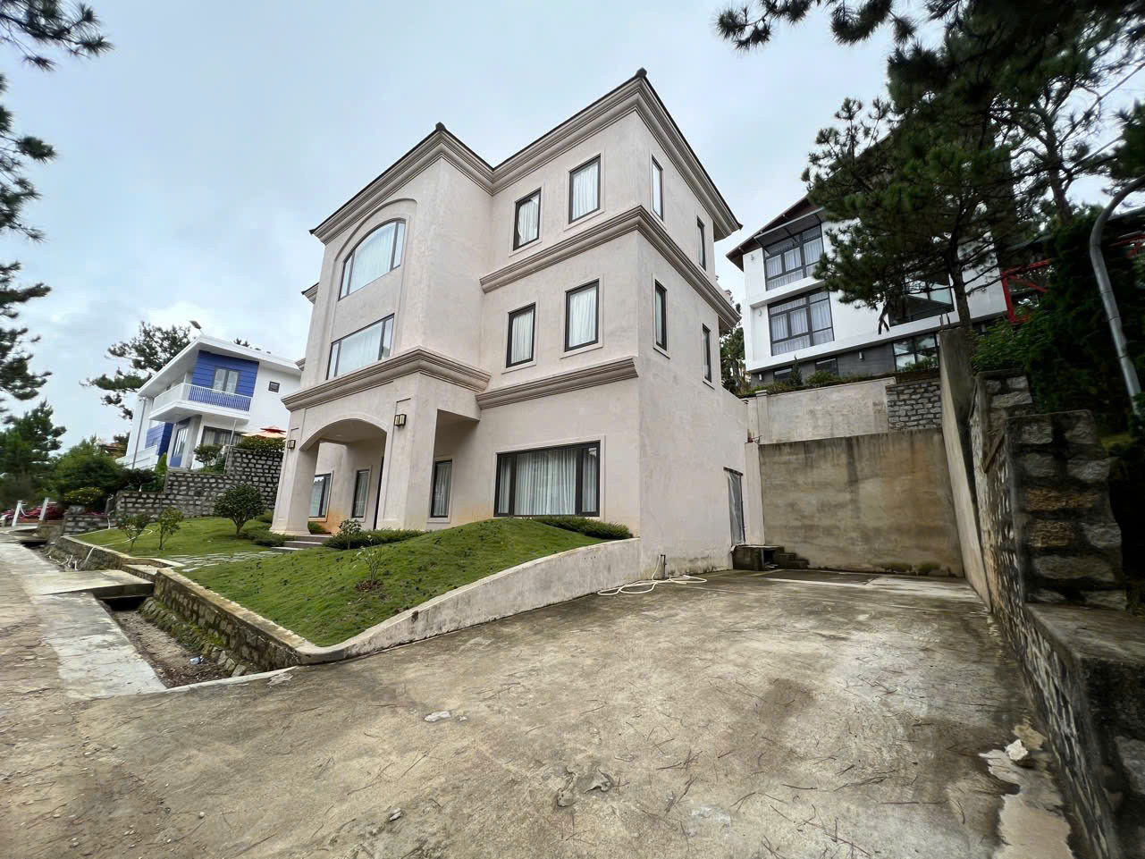 Bán biệt thự Nam Hồ tp Đà Lạt 12,5 tỷ khu villa Nam Hồ