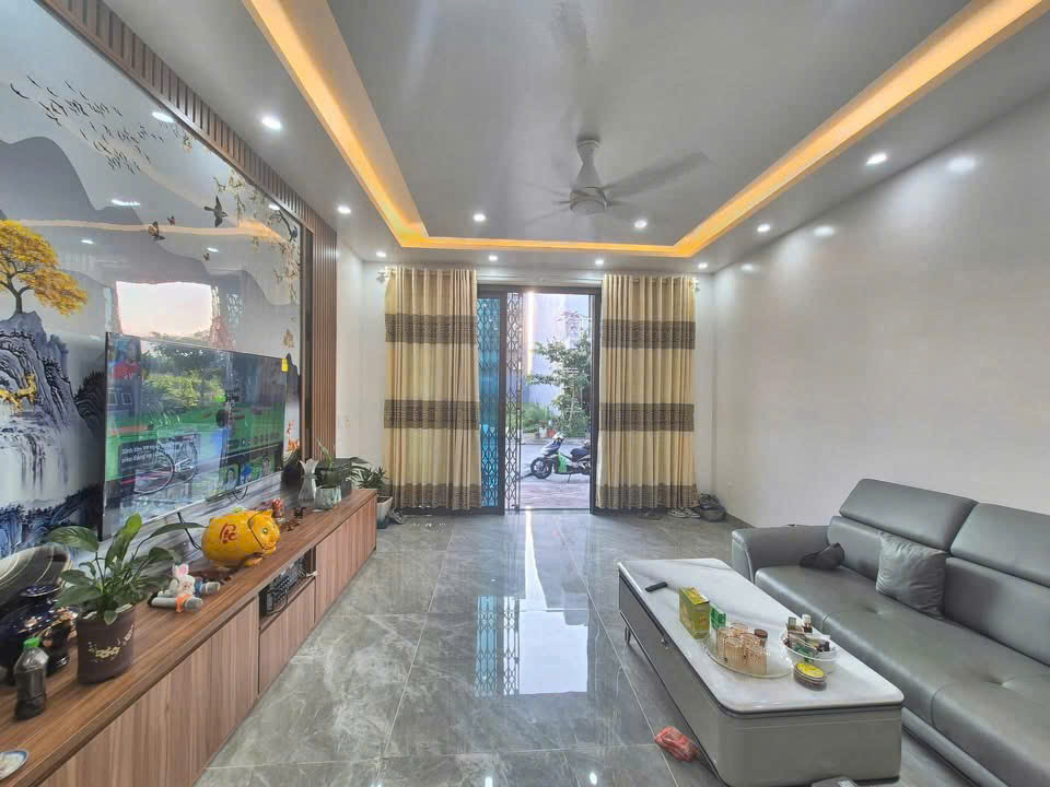 🔥 Bán nhà 3 tầng x 100m2 đường 13m tuyến 2 Trương Văn Lực, KPL Đống Chuối Hùng Vương  5,7 tỷ  ♦️Diện tích : 100m2, ngang 5m,  ♦️Hướng Tây Bắc. Đường thông 13,5m, có vỉa hè ✅ Nhà 3 tầng độc lập, chắc chắn về ở luôn Cấu trúc : Tầng 1 : phòng khách, bếp, wc 