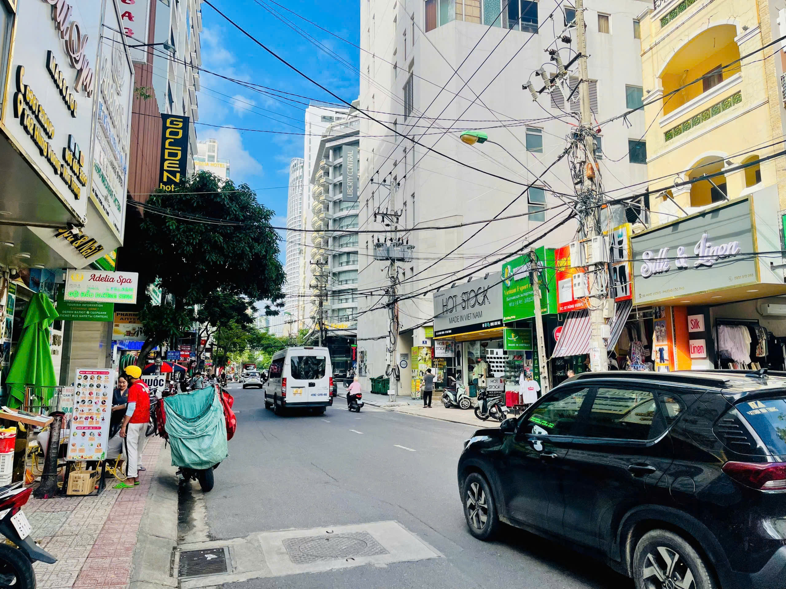 Bán khách sạn 5 sao mặt tiền Hùng Vương Nha Trang 33 tầng, 281 phòng, view biển 85%