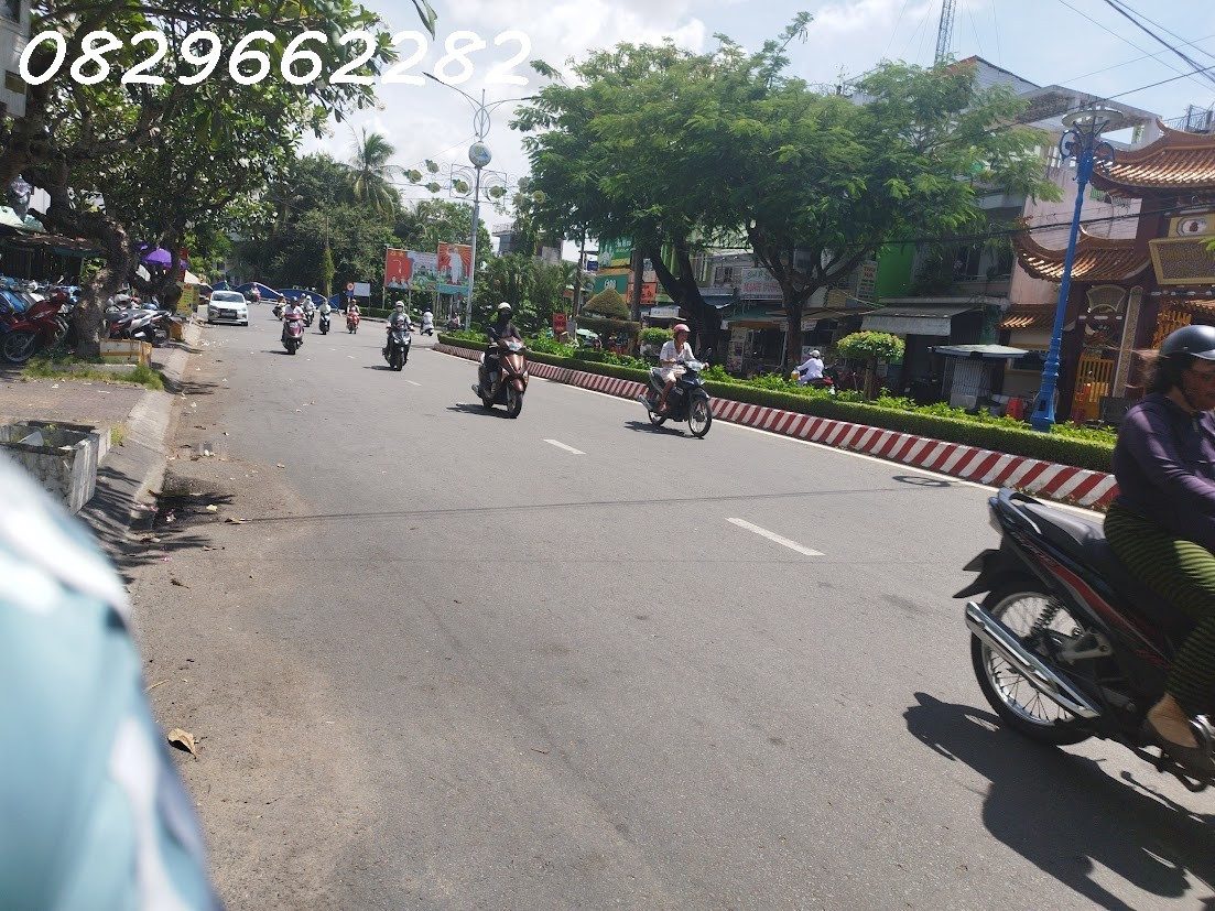 BÁN NHÀ MẶT PHỐ HÙNG VƯƠNG P SA ĐÉC. DT 243M2, 4PN, 2 TẦNG.