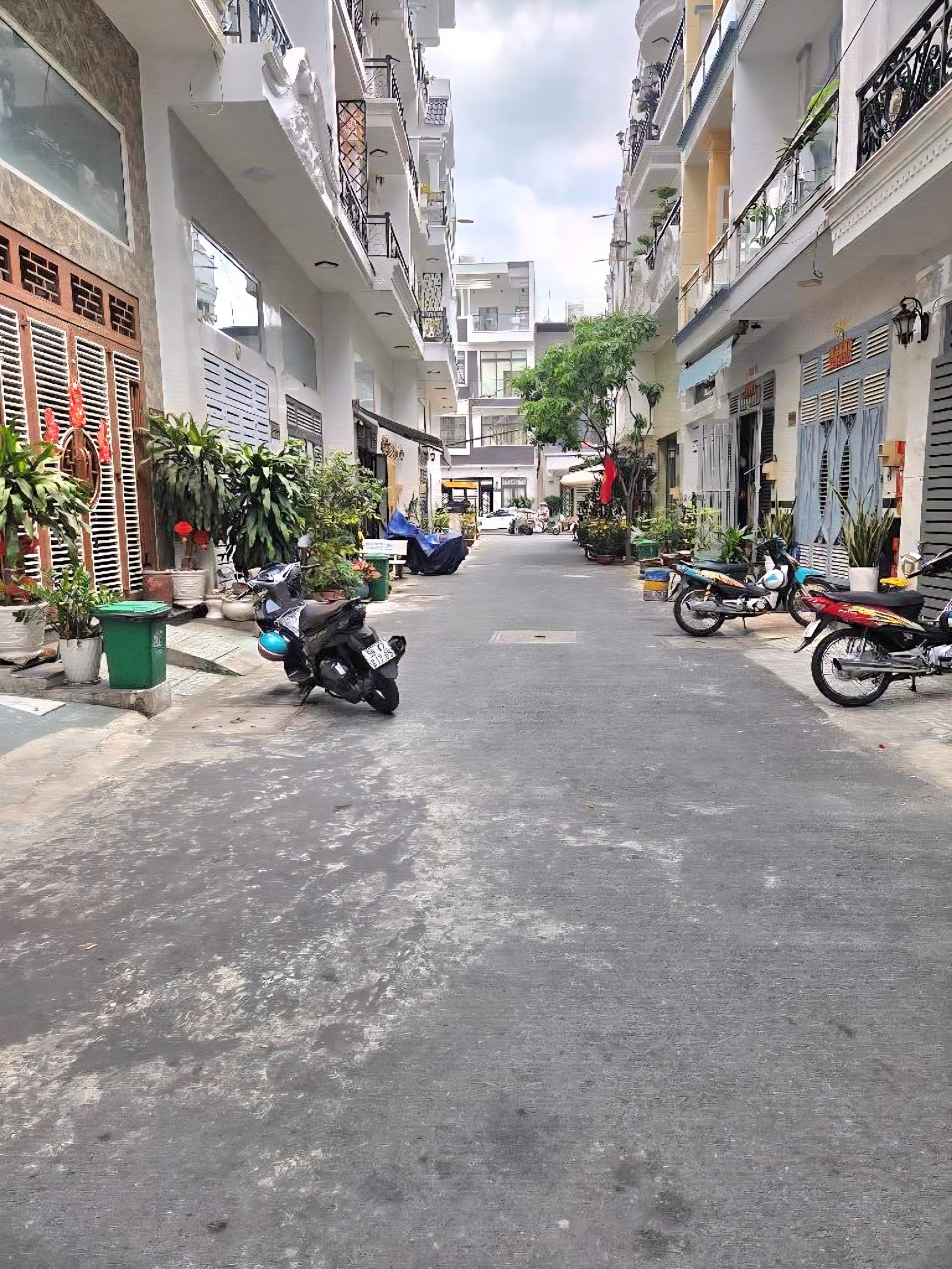 BÁN NHÀ ĐẸP SÁT HUƠ.G LỘ 2 - COOPMAR.T - HẺM XE HƠI - ( 4X14M )