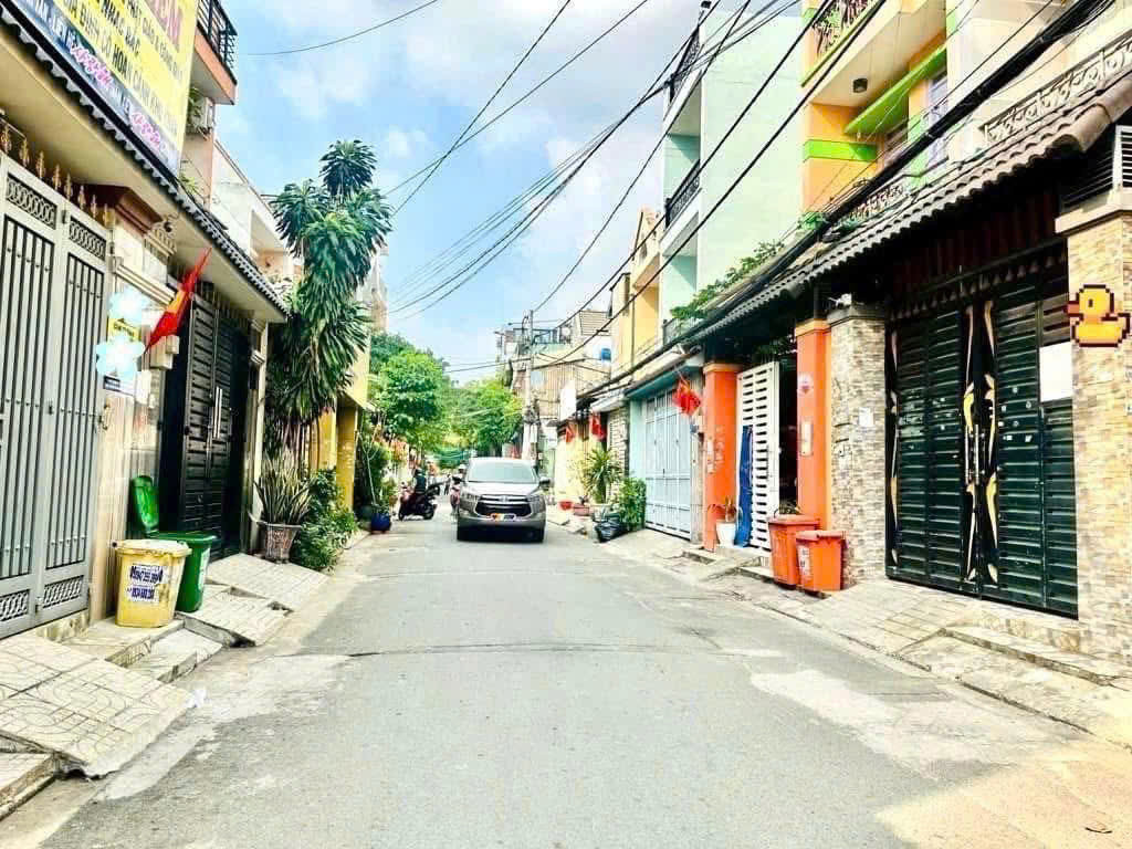 NHÀ 3 TẦNG - HẺM XE HƠI - HƯƠNG LỘ 2- NGAY BỆNH VIỆN BÌNH TÂN - GIÁP TÂN PHÚ ( 4 x 16 ) 65M2 , 5.39 tỷ THƯƠNG LƯỢNG