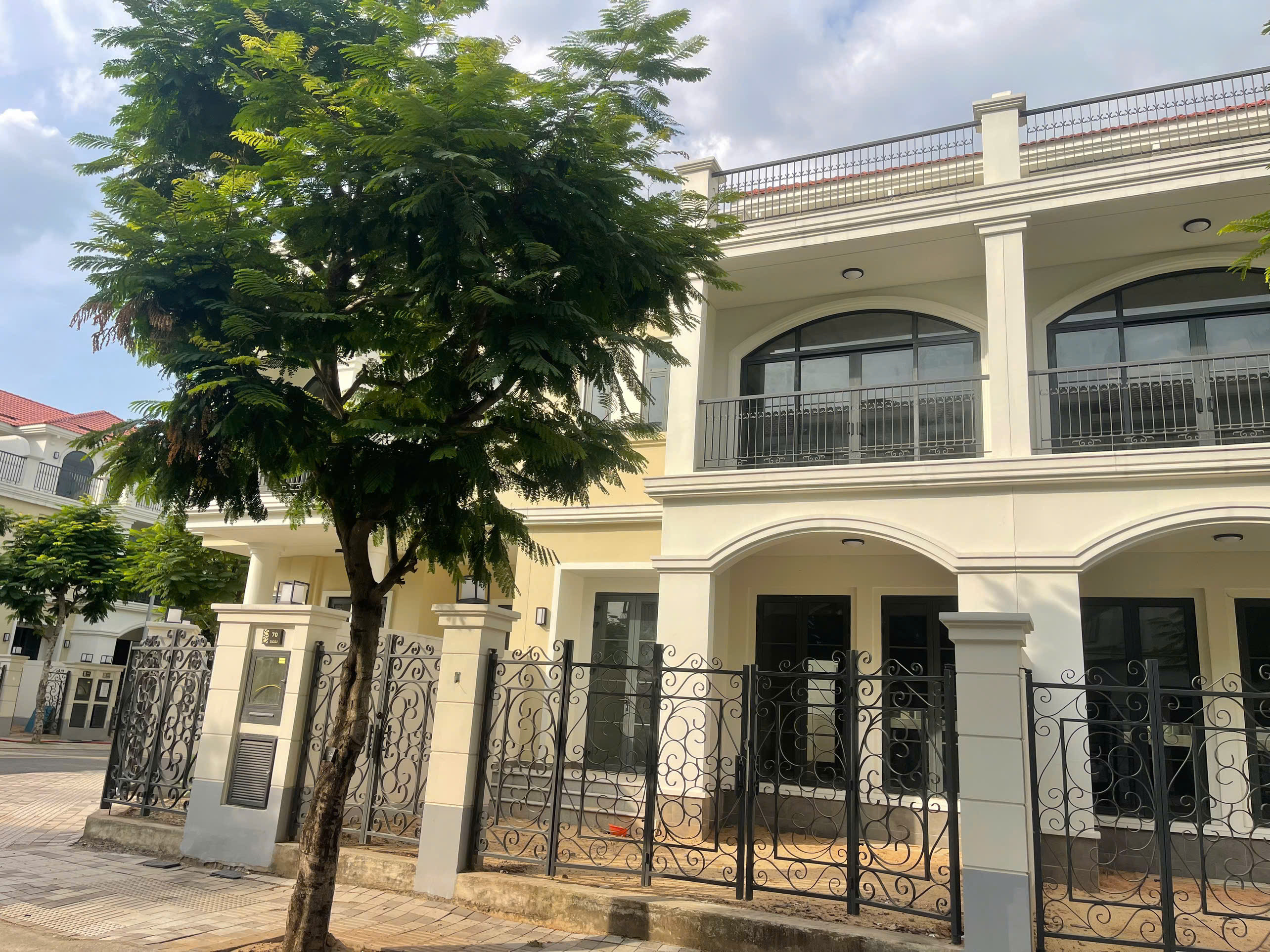 Nhà phố 3 tầng vị trí VIP trong dự án đối diện công viên, tiện ích, shophouse giá cực rẻ