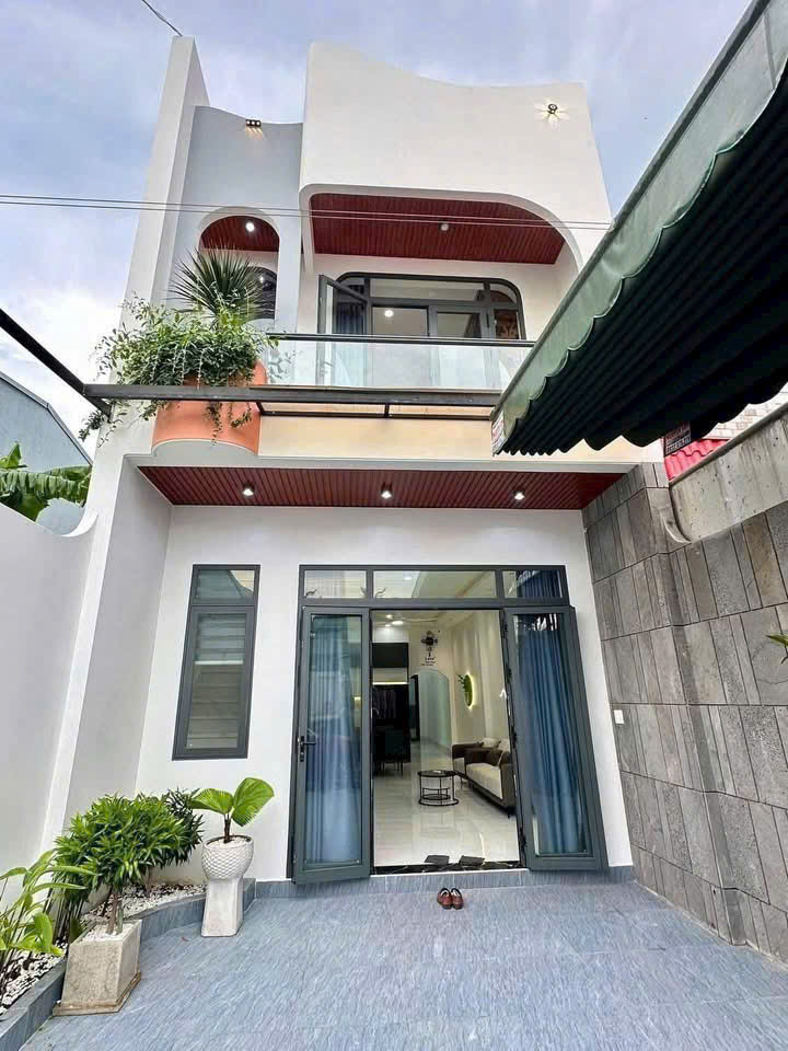 nhà trệt lầu sổ hồng riêng full thổ cư đường oto vào thoải mái bao sang tên công chứng
