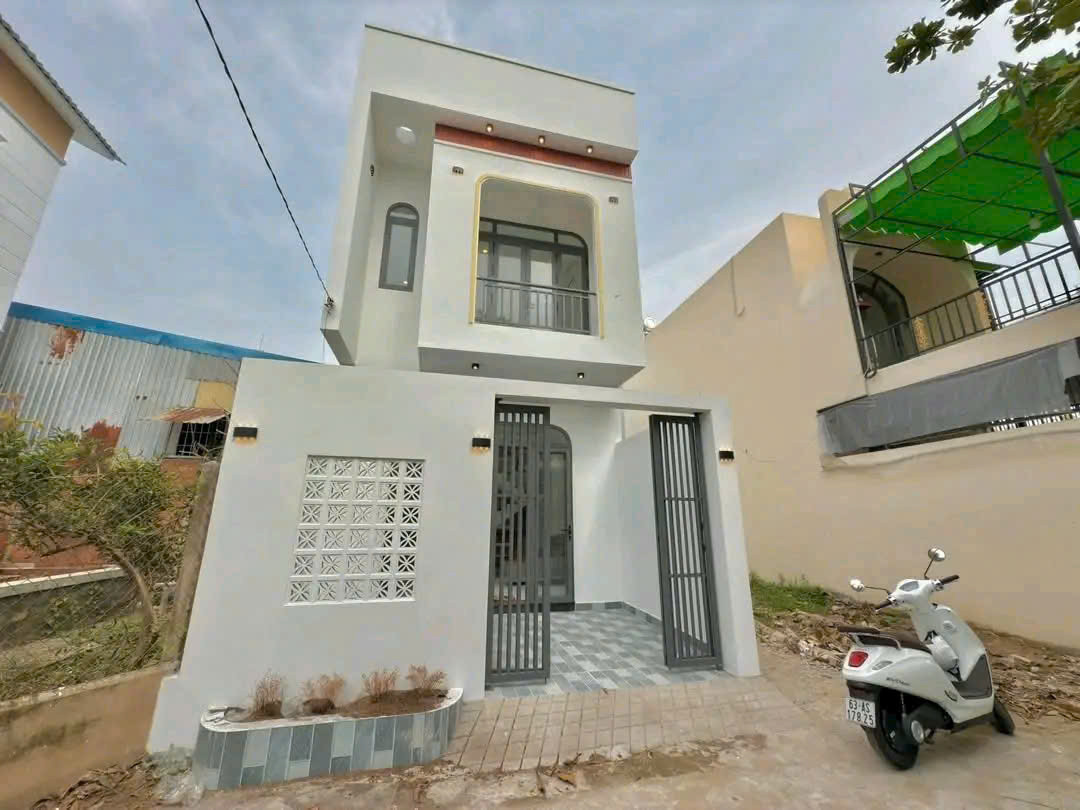 nhà lầu mới xây sổ hồng đầy đủ full thổ cư gần trung tâm di chuyển nhanh bao sang tên