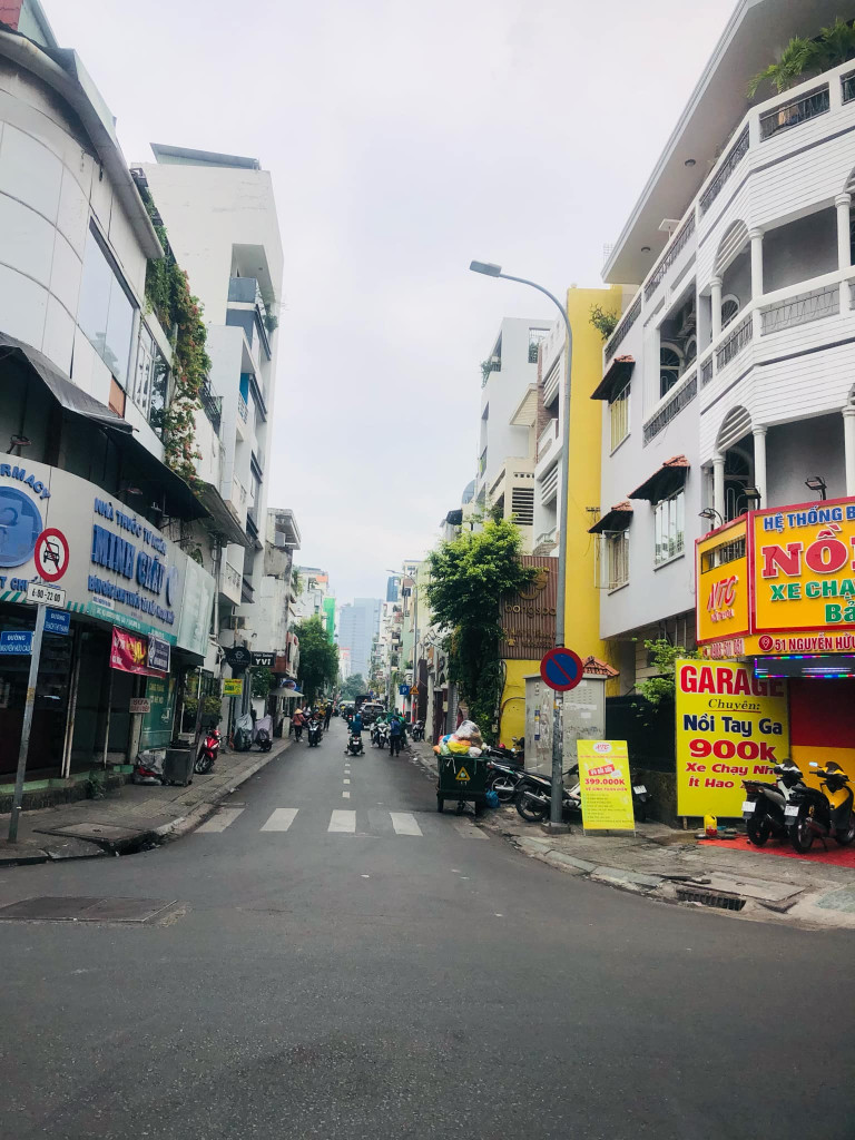 Bán nhà tại 32 Huyền Quang, Phường Tân Định, Quận 1, HCM. DT 33.5m2 giá 13 tỷ TL