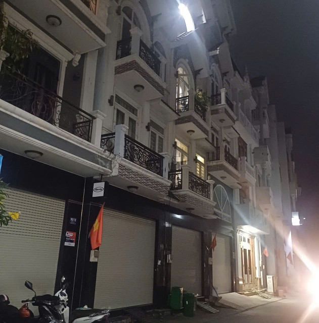 Khu đồng bộ 5 tầng ngang 5m Hoàng Quốc Việt Chỉ 9 tỷ