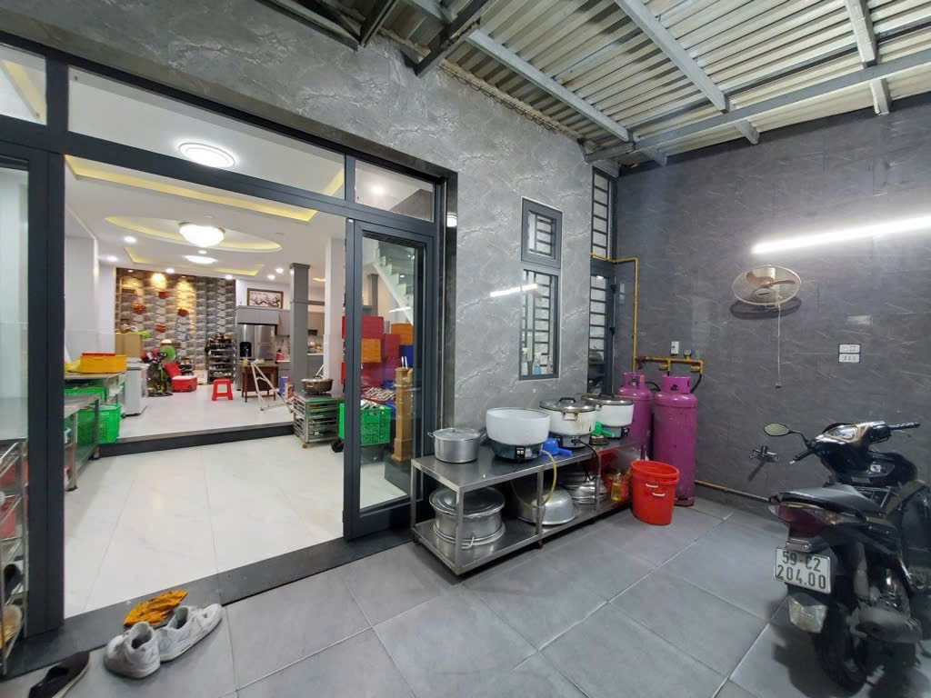 Nhà phố 4 tầng ngay khu phúc hợp Lacasa Hoàng Quốc Việt, ngang 6m, chỉ hơn 8 tỷ