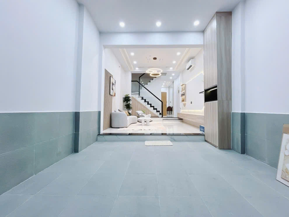 BÁN NHÀ MỚI ĐẸP - HUỲNH TẤN PHÁT Q7, FULL NỘI THẤT
HẺM KINH DOANH - Ô TÔ TRÁNH - ĐẬU TRONG NHÀ THOẢI MÁI