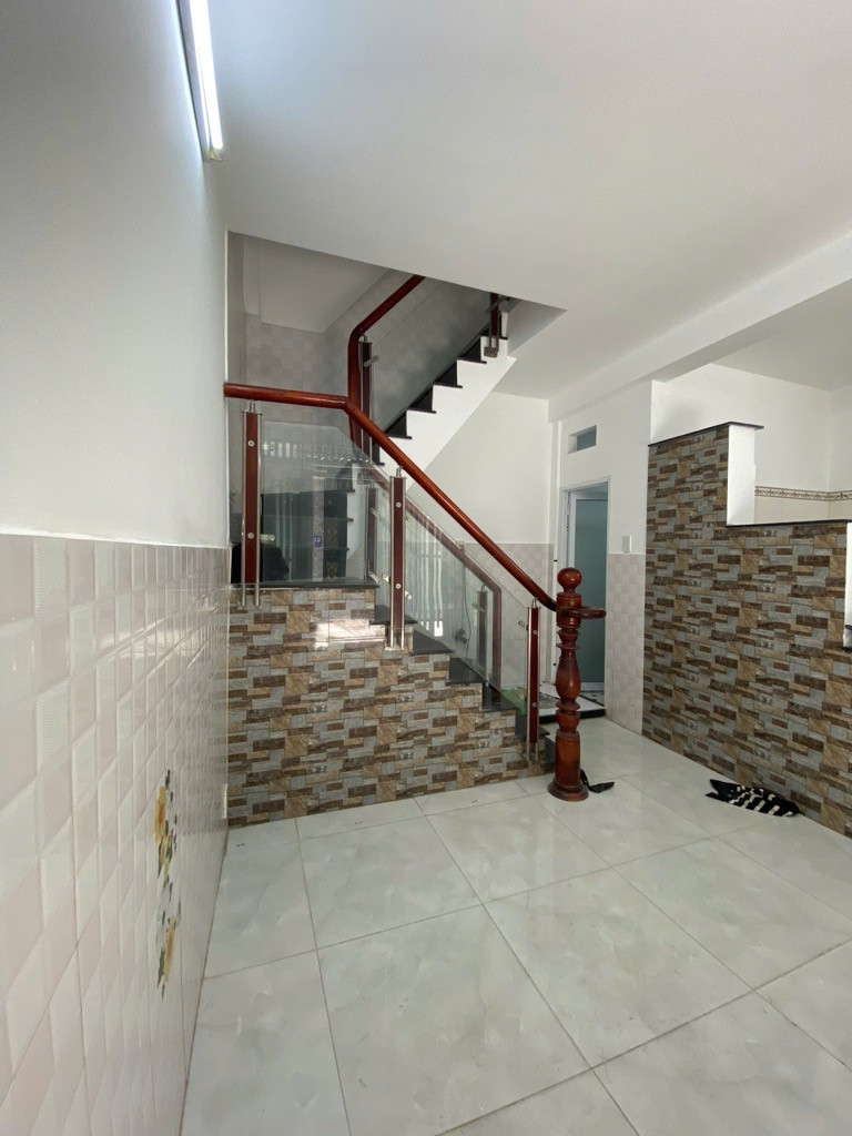 Nhà mới vào ở ngay, 2 tầng, ngang 5m, chỉ 3.1 tỷ, gần Quận 1