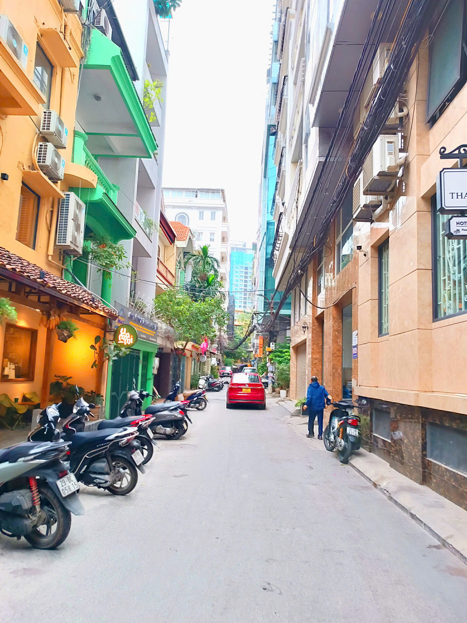 (Ô TÔ ĐỖ CỬA) Bán Nhà HUỲNH THÚC KHÁNG, Đống Đa. Phân lô mặt vườn hoa thoáng vĩnh viễn. DT 50m, 5 tầng, MT 4m