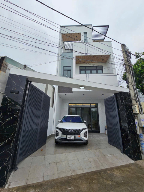 Nhà trệt 2 lầu xây mới khu6 Phú Lợi-TP.TDM đường oto căn góc thoáng đẹp gần KDC HT3,KDC Phúc Đạt vị trí trung tâm