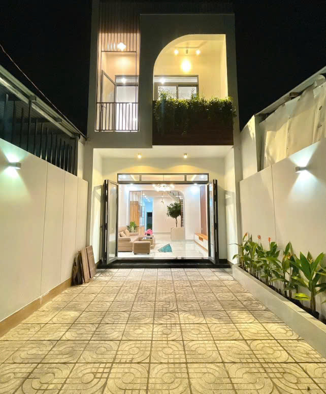 Nhà Lầu Mới Hoàn Thiện Ngay Gần Sân Bay Biên Hòa Sổ Riêng Thổ Cư Điện Nước Đầy Đủ..!!