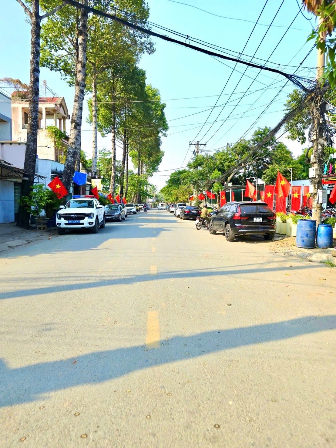 🚗 BÁN NHÀ C4 ( 2 KIOT + 4 P TRỌ ) - 137M2( 8*17.2), CÔNG NHẬN 127M2, FULL THỔ - KHÔNG QH - HẺM XE HƠI - GẦN UBND, CHỢ LÒ LU - P TRƯỜNG THẠNH.(A)
