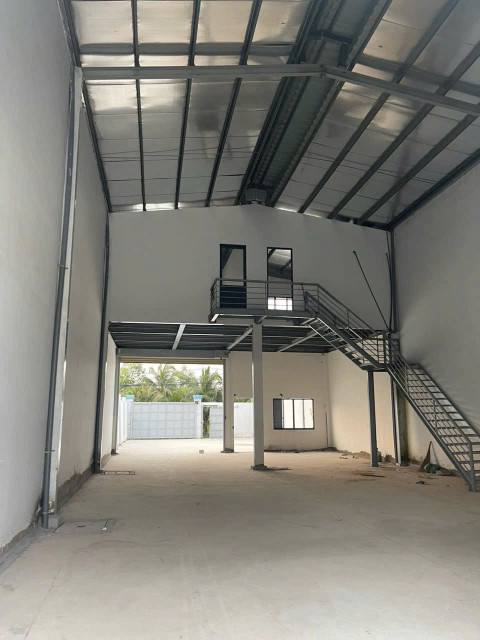 Cho thuê kho xưởng 700m2, 1 lầu, mặt tiền Kênh A, Lê Minh Xuân, Bình Chánh, điện 250A