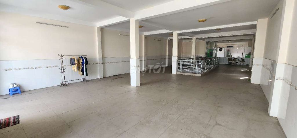 Cho thuê văn phòng và mặt bằng kinh doanh rộng 240m²