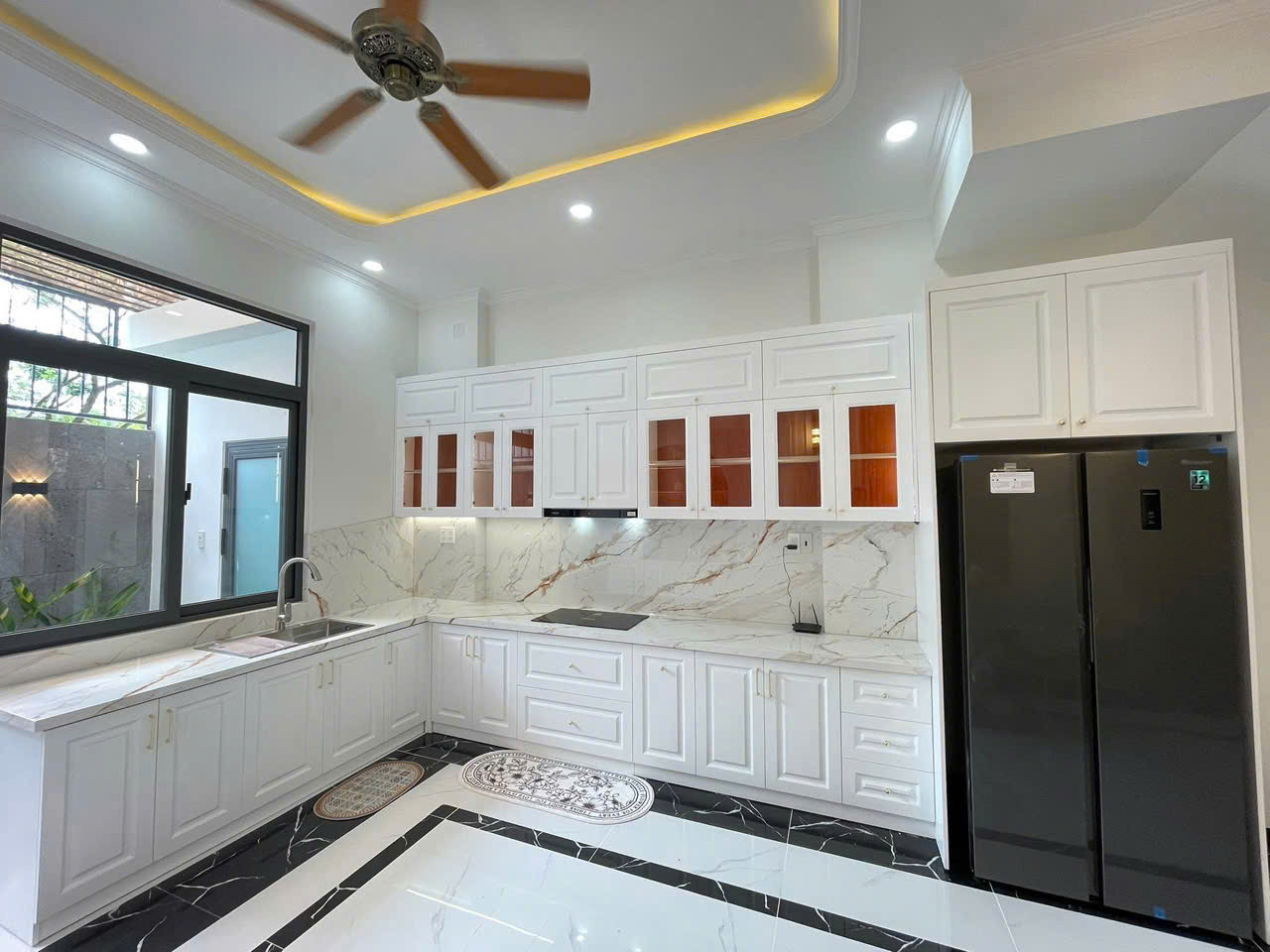 Nhà 3 tầng phong cách Tân Cổ Điển Khu TĐC Đất Lành.
- Dt 58m2 ngang 4m. Dt sàn: 151,1m2
- Kết cấu: 1 trệt 2 lầu, 3pn, 4wc, phòng thờ, sân phơi... Nhà đầy đủ nội thất sang xịn, mới 100% chỉ việc xách valy vô ở.
- Hướng Tây Bắc. Sổ hồng hoàn công 2025
-