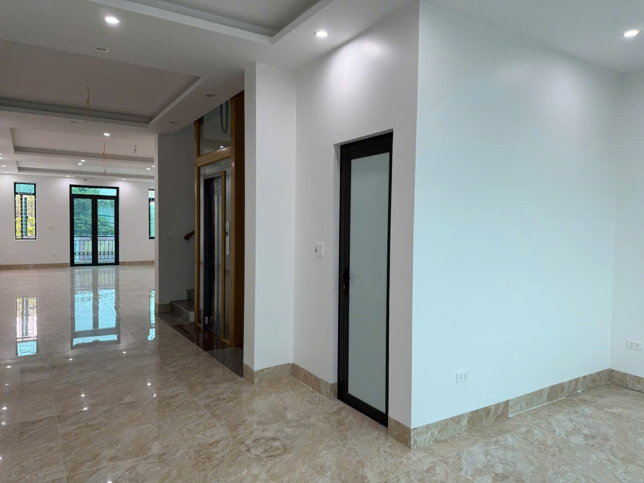 CHÍNH CHỦ CHO THUÊ NHÀ 5 TẦNG MỚI XÂY – CÓ THANG MÁY – MẶT TIỀN 6M