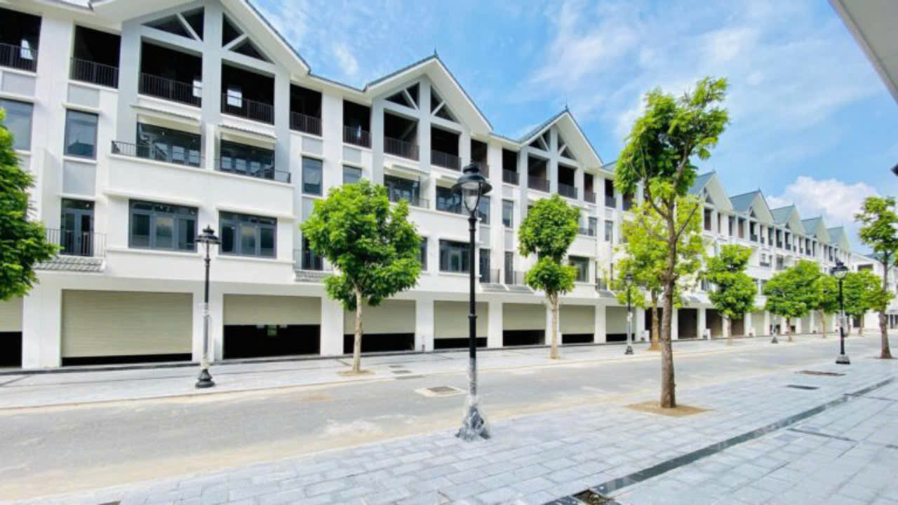 Chủ nhà cần bán gấp liền kề khu đô thị Hinode Royal Park, giá cực tốt, diện tích 100m2, đường 30m