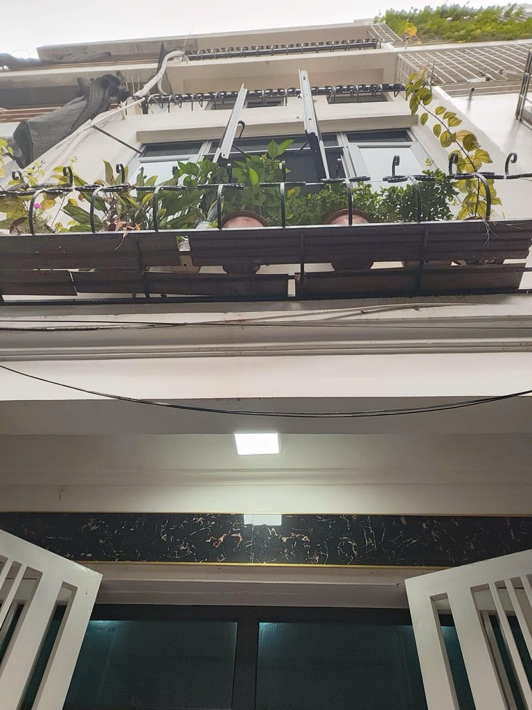Vị trí: nhà phố Mễ Trì Hạ, ngõ rộng ba gác tránh xe máy, vài chục mét ra chợ, trường học Mễ Trì các Cấp, trường liên cấp Lomonoxop, công viên Mễ Trì,…