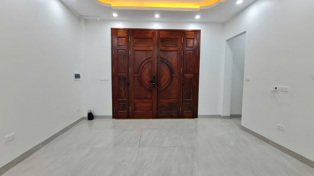 NHÀ MỚI KONG 5 TẦNG THANG MÁY  - SỔ HOA HẬU.+ Nhà mới đẹp chủ đâu tư xây dựng uy tín, nội thất đẳng cấp, khách vào ưng ngay.