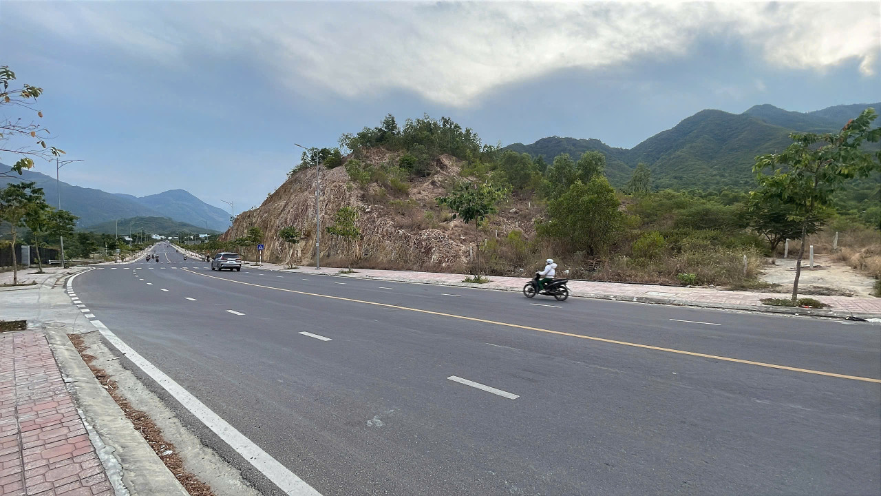 BÁN LÔ ĐẤT MẶT TIỀN ĐƯỜNG PHONG CHÂU – VỊ TRÍ ĐẸP, GIÁ TỐT - Dt 824m2 - Giá bán 5ty36trieu - Liên hệ: 0905724084 Ngọc Bích Land