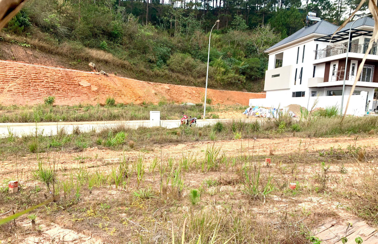 Bán lô đất , 6 tỷ150 ( thương lượng)  - KQH, An Sơn , P4 , Đà Lạt  - Dt : 76,6m - Sổ riêng xây dựng .