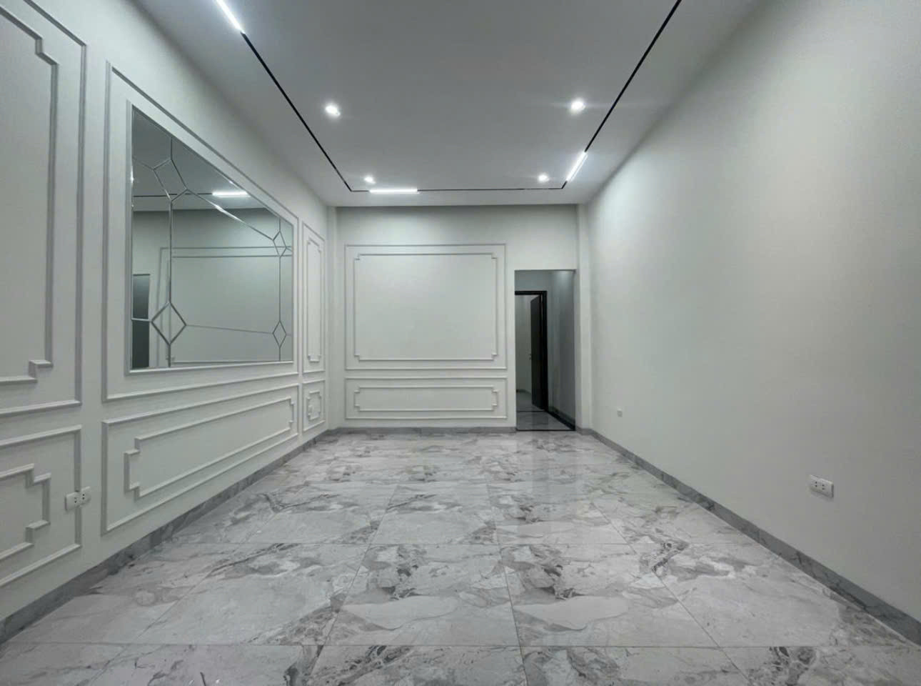 Bán nhà Trần Quốc Hoàn – Phân lô, ô tô tránh, 40m², MT 3.5m, giá 14 tỷ