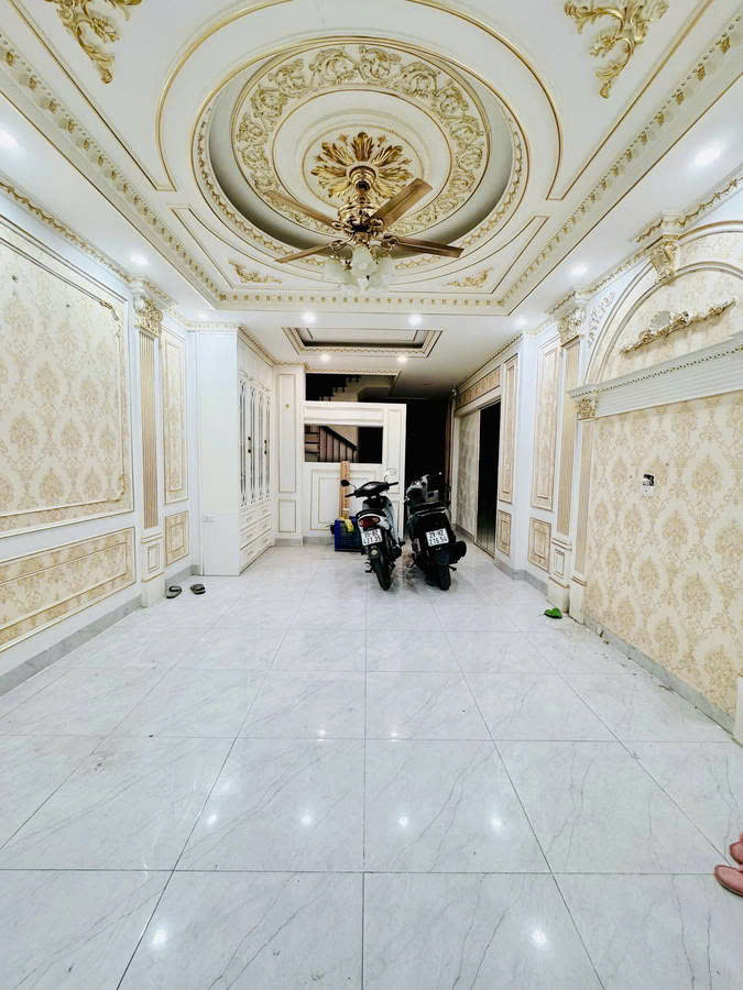 Bán nhà phố Khương Trung, ngõ thông, rộng, cách ô tô tránh 20m DT: 52m, 5 tầng MT: 4m chào giá 10,5 tỷ.
