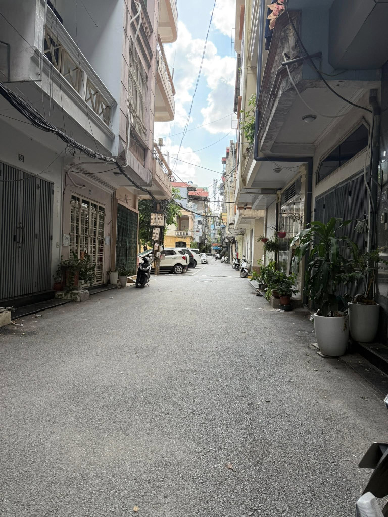 BÁN NHÀ ĐƯỜNG KHƯƠNG TRUNG. 42M2 - 4 TẦNG. Ô TÔ ĐỖ CỬA.