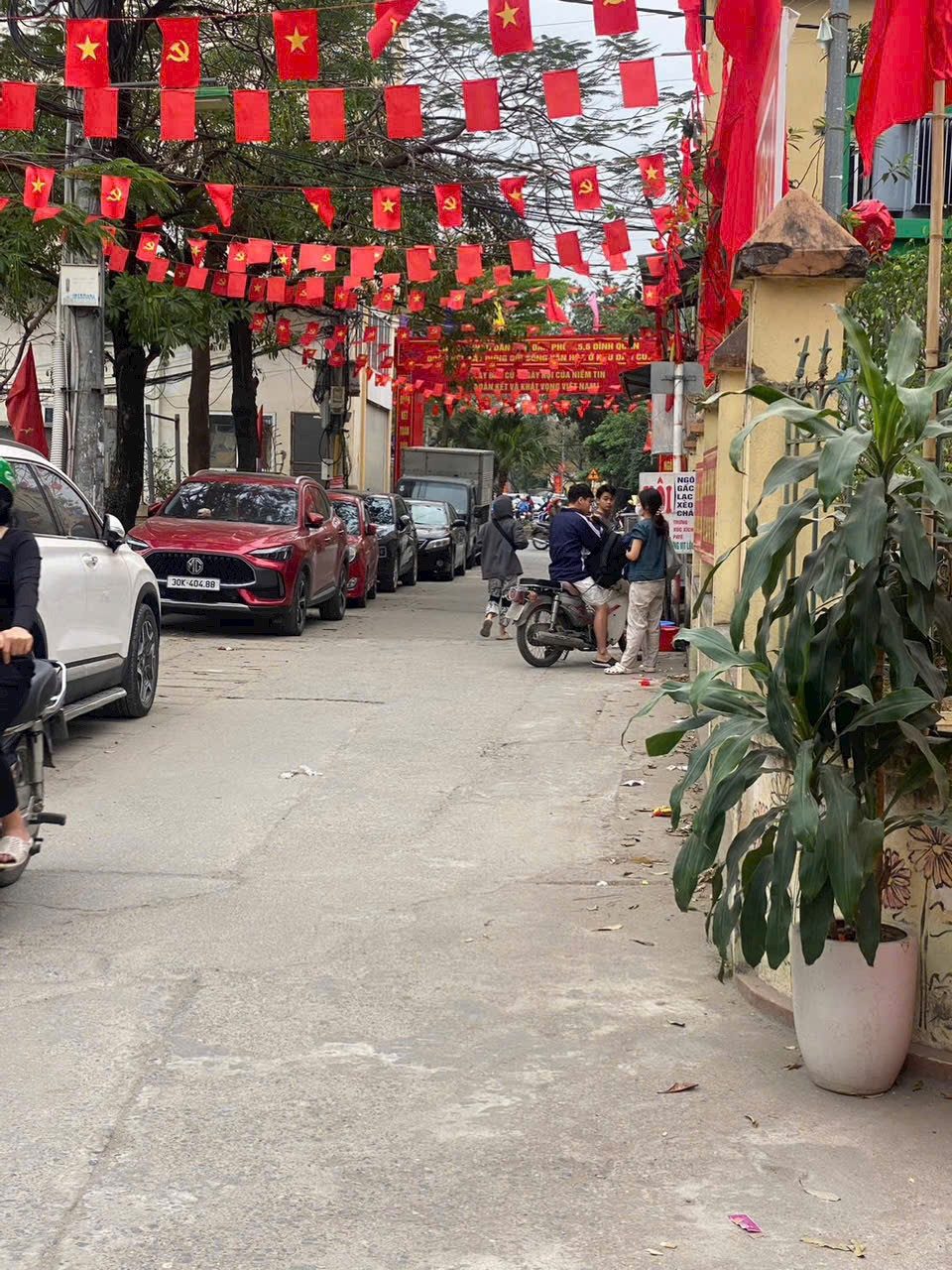 Bán đất mặt ngõ thông kinh doanh ô tô qua cửa cầu diễn, diện tích 54M mặt tiền rộng giá bán hơn 13 tỷ.