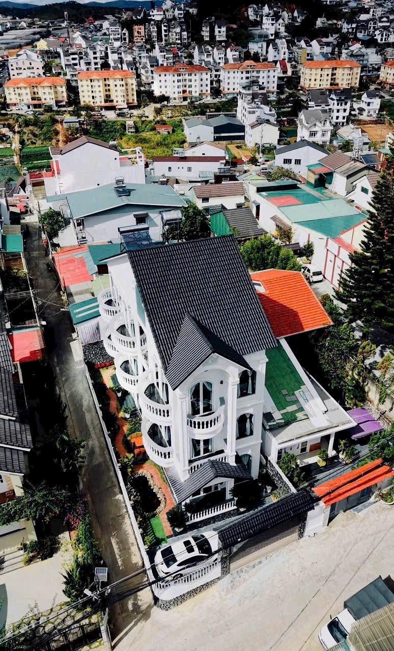 Căn villa đẹp 4 tầng LUXURY Đẹp mới xây tại Kim Đồng xịn xò , gần chợ Ngô Quyền Đà Lạt đáng sống