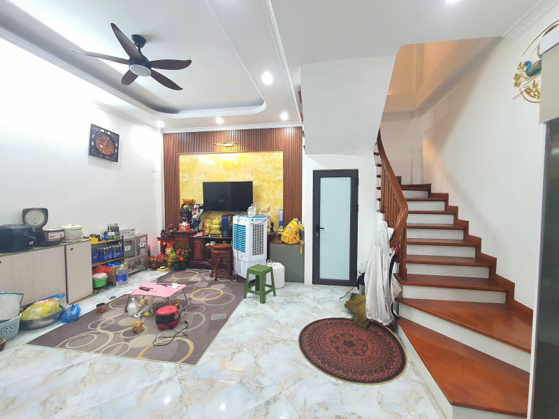 Bán nhà đường Kim Ngưu, Hai Bà Trưng, 5 tầng nhà đẹp, ô tô đỗ cổng