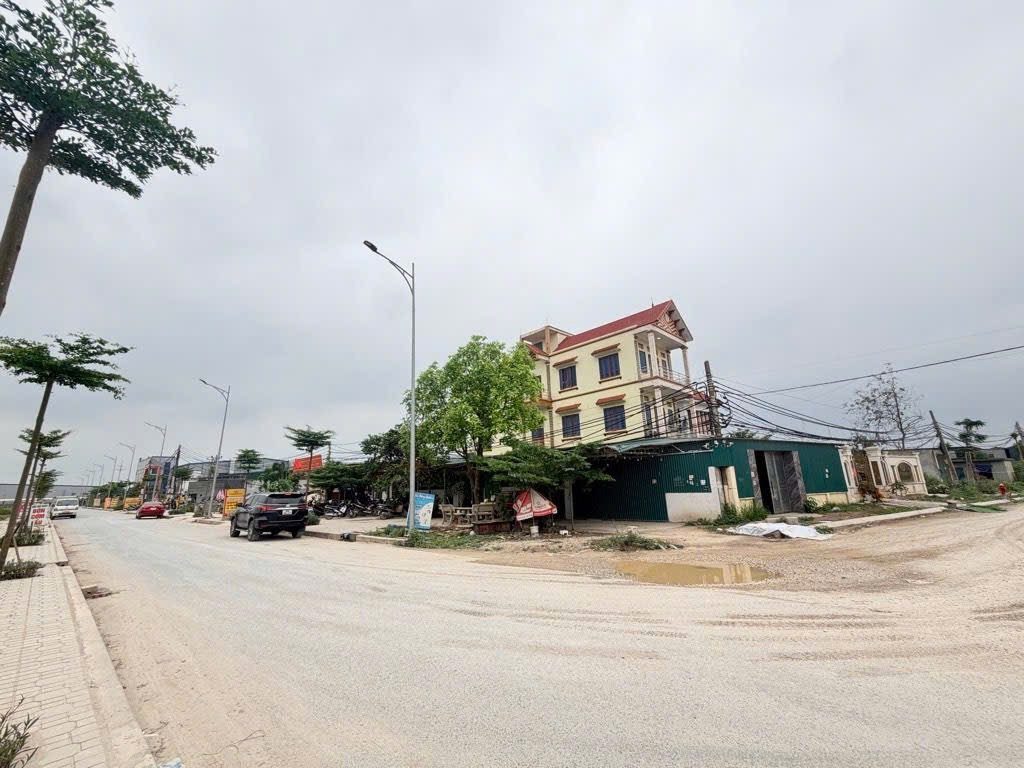 💥MÃO ĐIỀN, THUẬN THÀNH, BẮC NINH - QL 7 NỐI CAO TỐC 120M ĐẾN ĐÔNG CÔI -GIA BÌNH-Dt:922 MÉT- MT:31 MÉT

💎 Đất có vị trí vàng:
- Đón sóng Siêu dự án sân bay Gia Bình và các Giao thông lớn 
- Sau QH cách QL7 30m - Cách đường cao tốc 120m đi sân bay Gia B