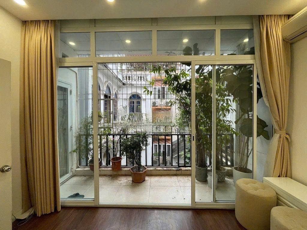 Cho thuê nhà ngõ 256 Đê La Thành Đống Đa Hn
Diện tích: 50m x 4 tầng - 4 ngủ-18,5tr/1tháng