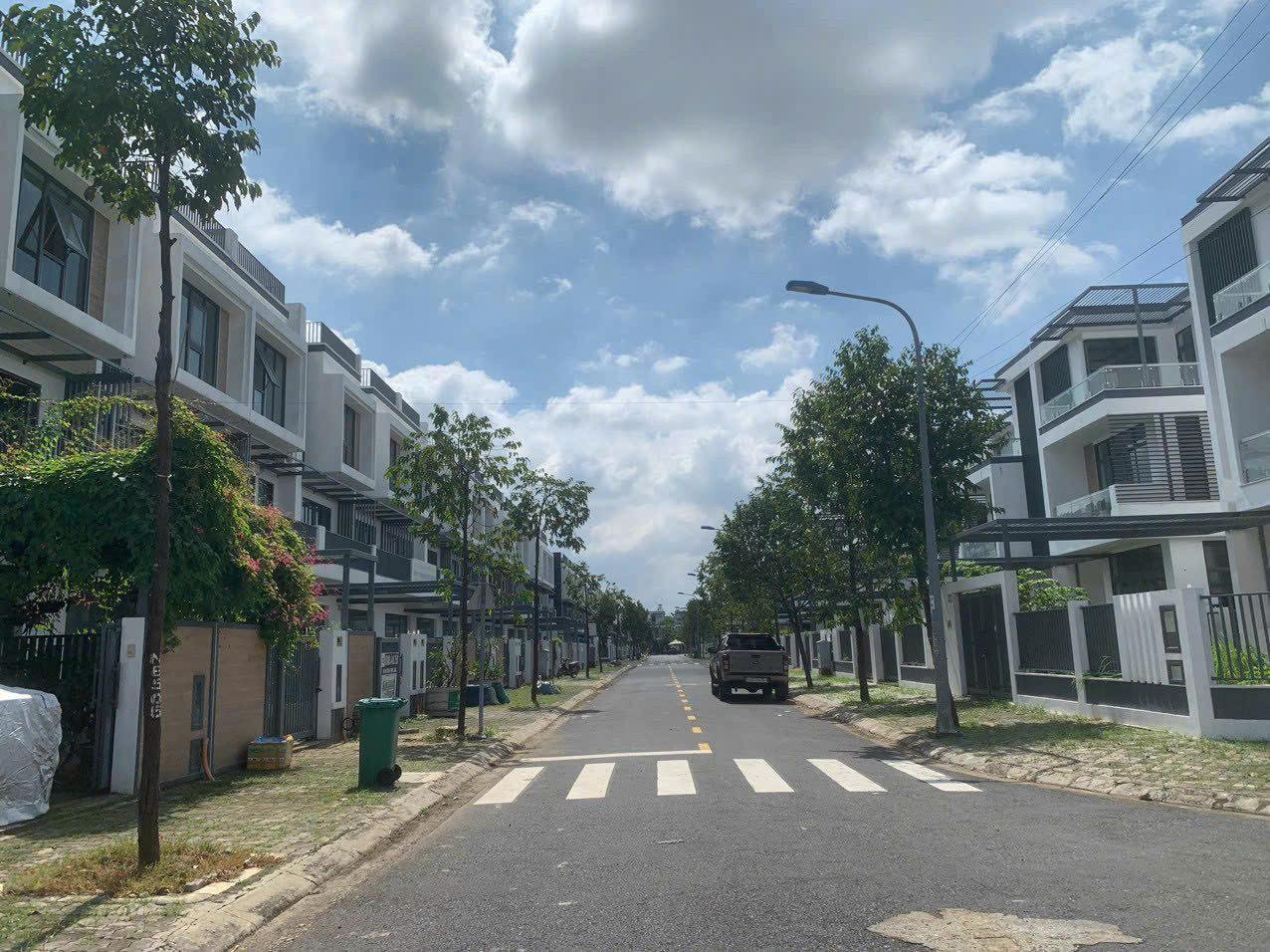 Bán đất Thủ Đức - Giá 33 triệu/m2 - Mặt tiền đường Liên Phường - Cách Vinhomes 5km - Lô góc.