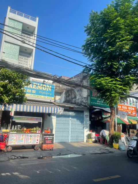 Nhà mặt tiền kinh doanh đa ngành nghề  ,  Lạc Long Quân, Phường 10, Quận 11 , khu dân cư sầm uất.  Diện tích: 4m x 23,2m ( khu vực được cấp phép xây trên 5 tấm )  Nhà  cấp 4 trống . thích hợp cho người xây mới,ngay khu dân cư sầm uất, nhà có sẵn điện 3 ph