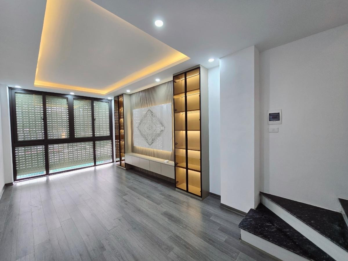 Nhà Lạc Long Quân 6 tầng - TT CẦU GIẤY - CÁCH PHỐ 50M - NGÕ TRƯỚC NHÀ 3M