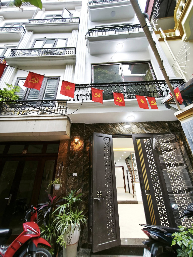 HOT!Lạc Long Quân,VF3 Đỗ Cửa,Thang máy,DT: 54m2 x 5Tầng,MT: 3.9m,Giá: 13.2 tỷ Cầu Giấy