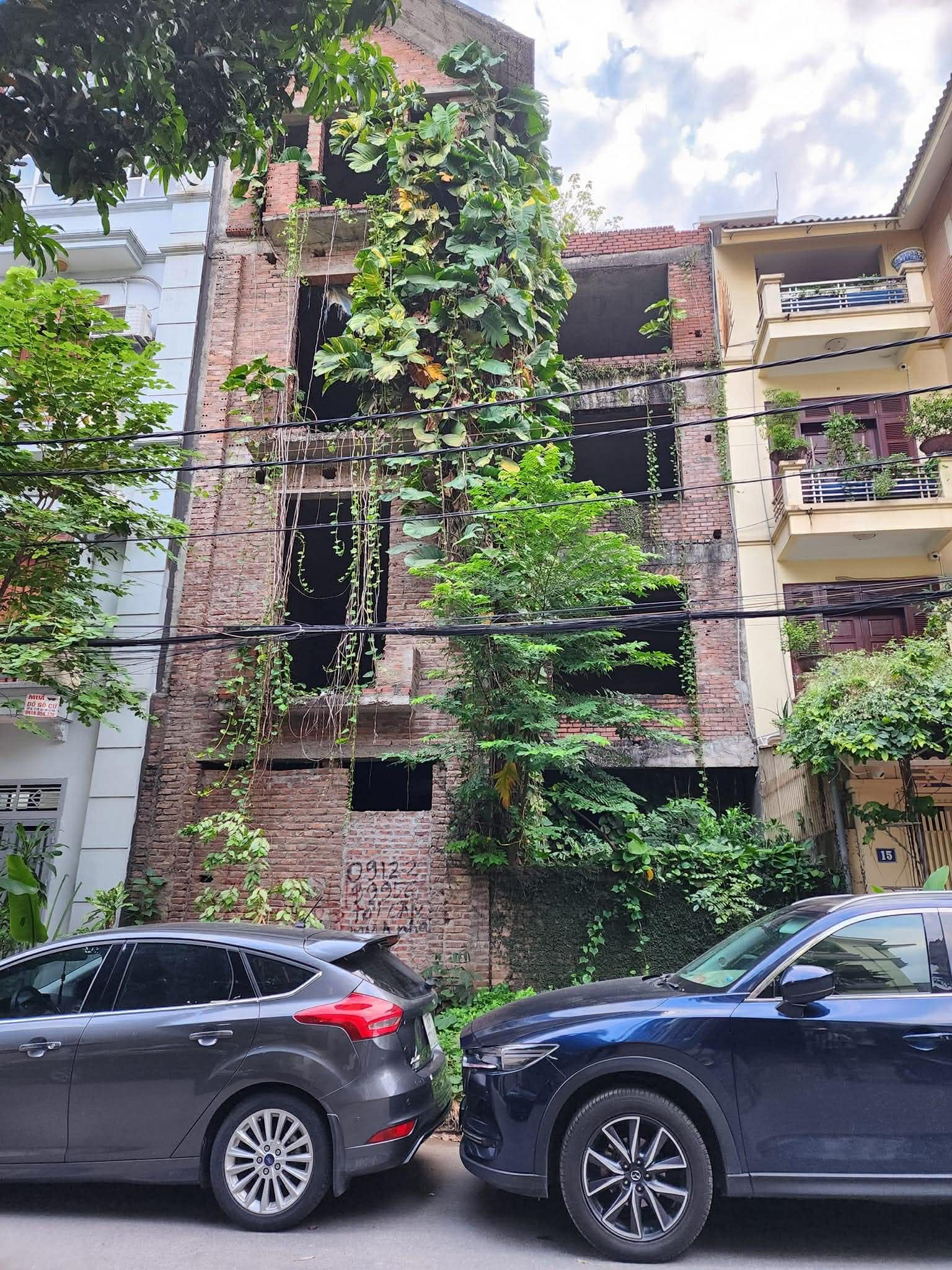 biệt thự xây thô Bồ Đề, 80m x 6tầng, mặt tiền 8.2m, vỉa hè, mặt đường 10m, ôtô dừng đỗ ngày đêm