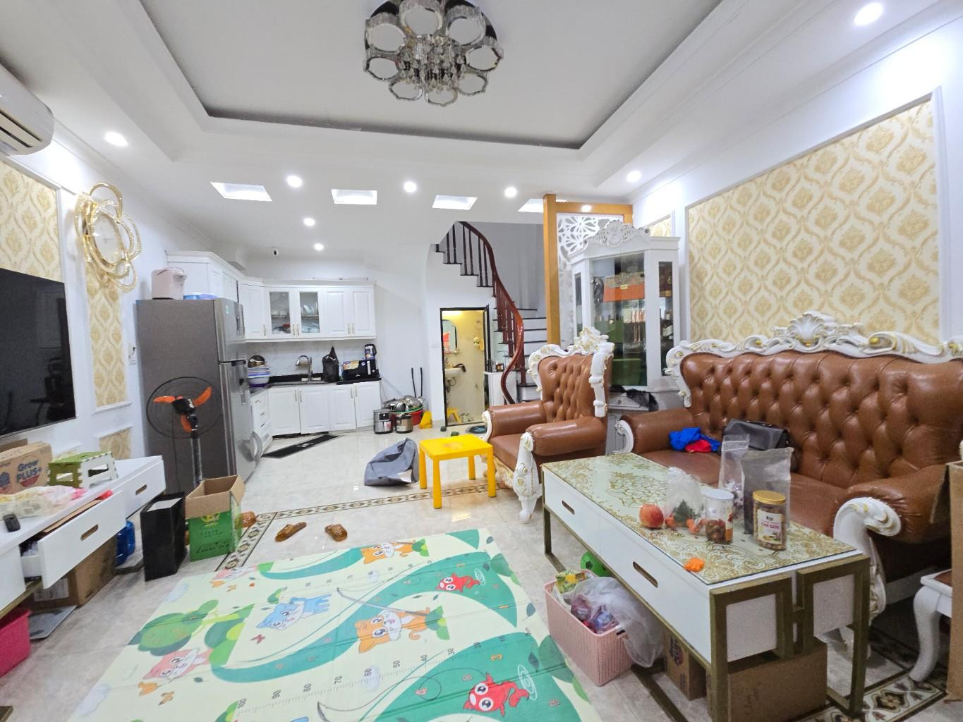 Cực Hiếm ! Chỉ 3 tỷ 4 nhà 4T lâm du bồ đề ở luôn, 1 bước sang cầu, 5m ra mặt phố, có tl. LH 0936123469