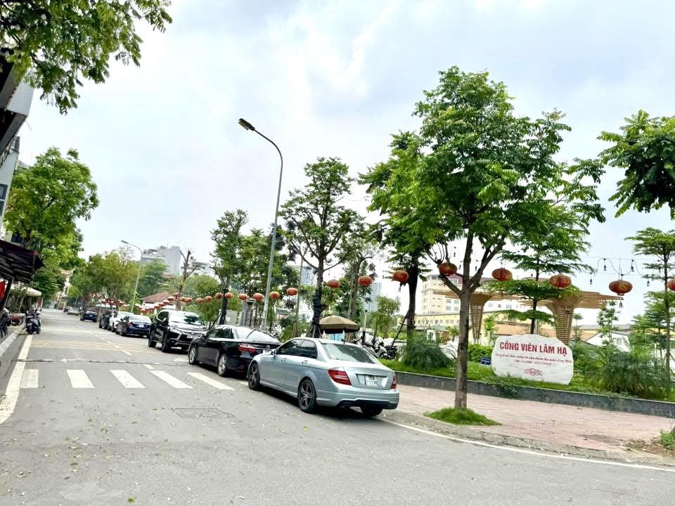 LÂM HẠ, LONG BIÊN GARA Ô TÔ THANG MÁY FULL NỘI THẤT Ở NGAY