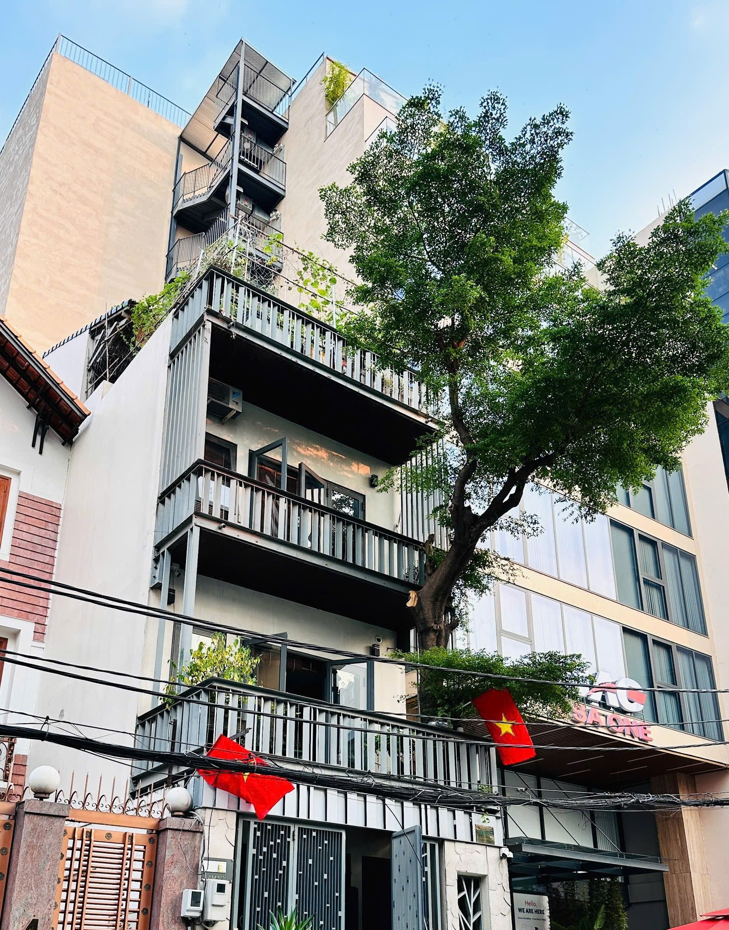 Bán Nhà Đường Lam Sơn Tân Bình – Khu VIP Sân Bay – Ngang 4.7m – 4 Tầng – Giá 21 Tỷ