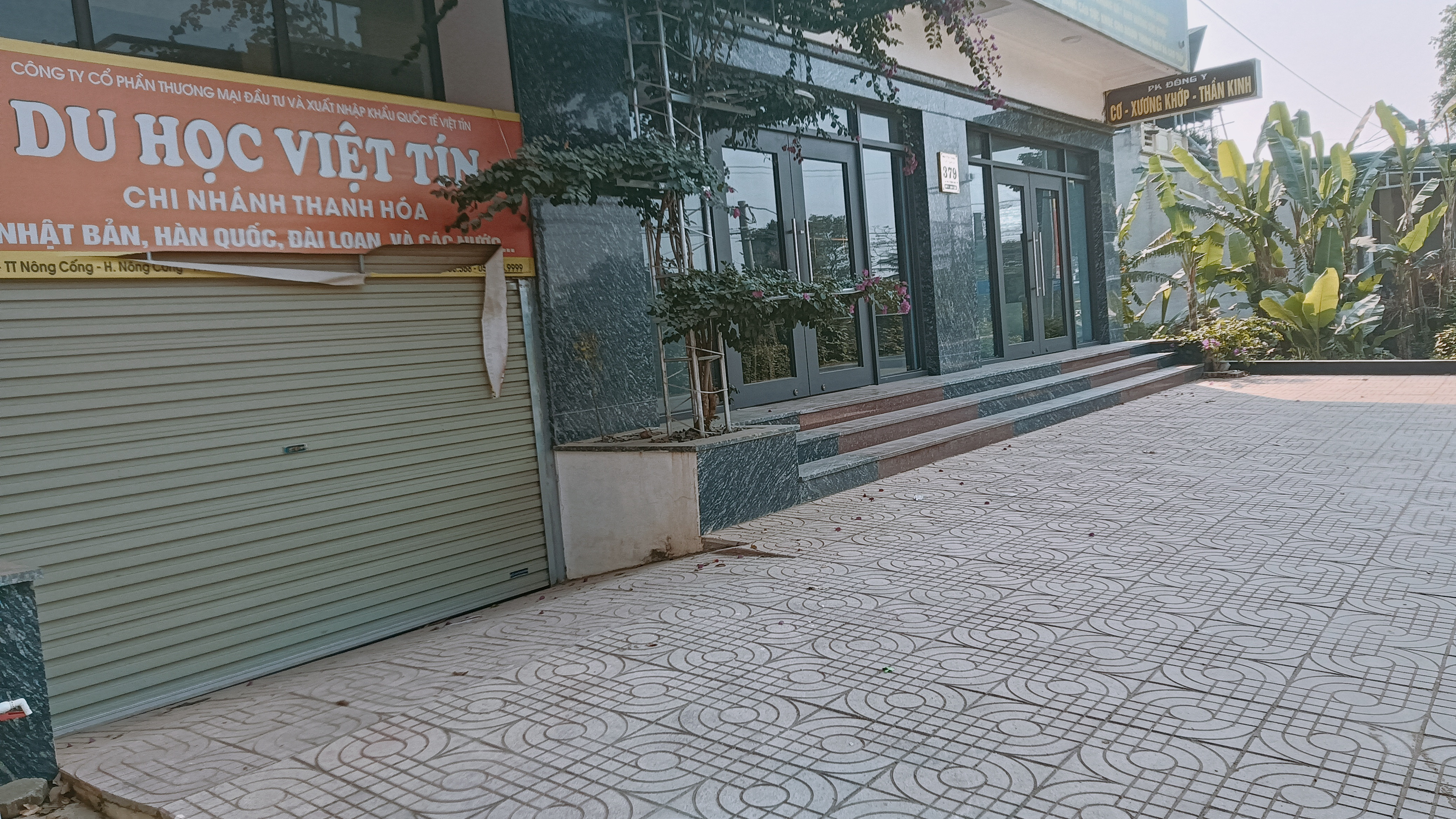 Cho thuê nhà riêng 2 tầng, mặt tiền 15m, 200m2/sàn, 2 tầng 400m2. Chỗ để xe thoải mái, khu trung tâm thị trấn Nông Cống cũ, mặt tiền quốc lộ 45