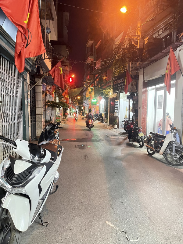 Cho thuê nhà phố Láng Hạ, Đống Đa, diện tích 35m2 đi khóa về mở, mặt ngõ ô tô tránh, gần trường học, tiện kinh doanh