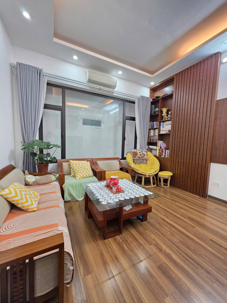 Bán nhà đường Láng Đống Đa, 41m2 5 tầng 4 ngủ gần phố, 8.5 tỷ