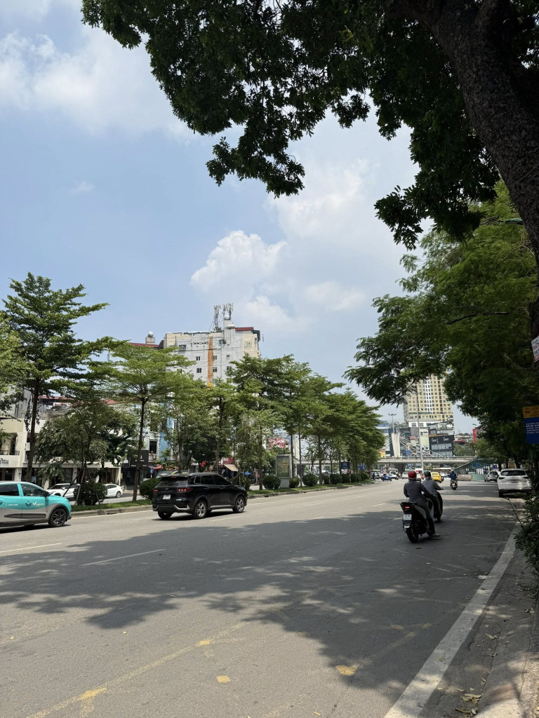 Mặt phố Đường Láng 120m² 5 tầng thang máy mặt tiền 5.1m giá 70 tỷ đường lớn vỉa hè đá bóng
