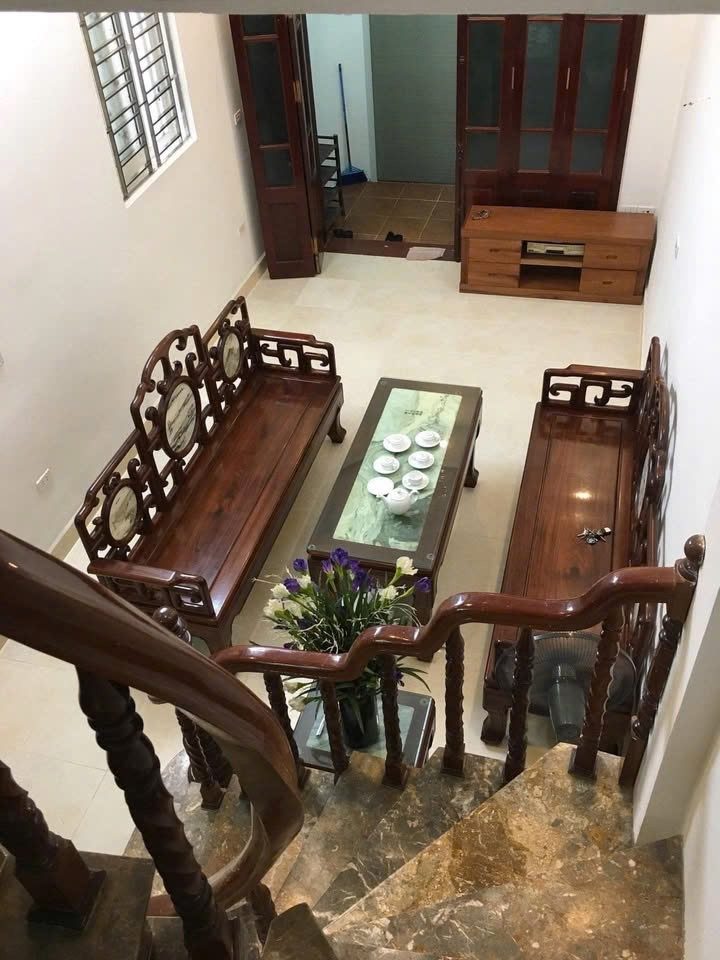 Cho thuê nhà nguyên căn Ngõ 122 đường Láng, Đống Đa, Hà Nội.
Diện tích ; 40m x 3 tầng-9,5tr/1tháng