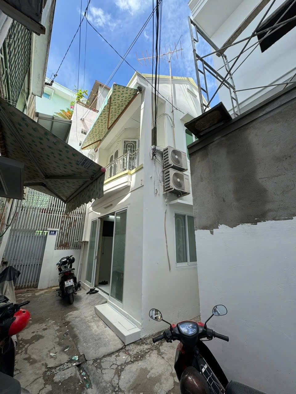 Nhà Trung Tâm Tp Nha Trang, Đường Lê Đại Hành, Giá Rẻ
👉 Nhà mới tầng đúc chắc chắn – mái ngói – trần thạch cao đẹp, vào ở ngay
👉 Hẻm xe máy2M-2M3, cách đường lớn vài bước chân – vị trí cực tiện